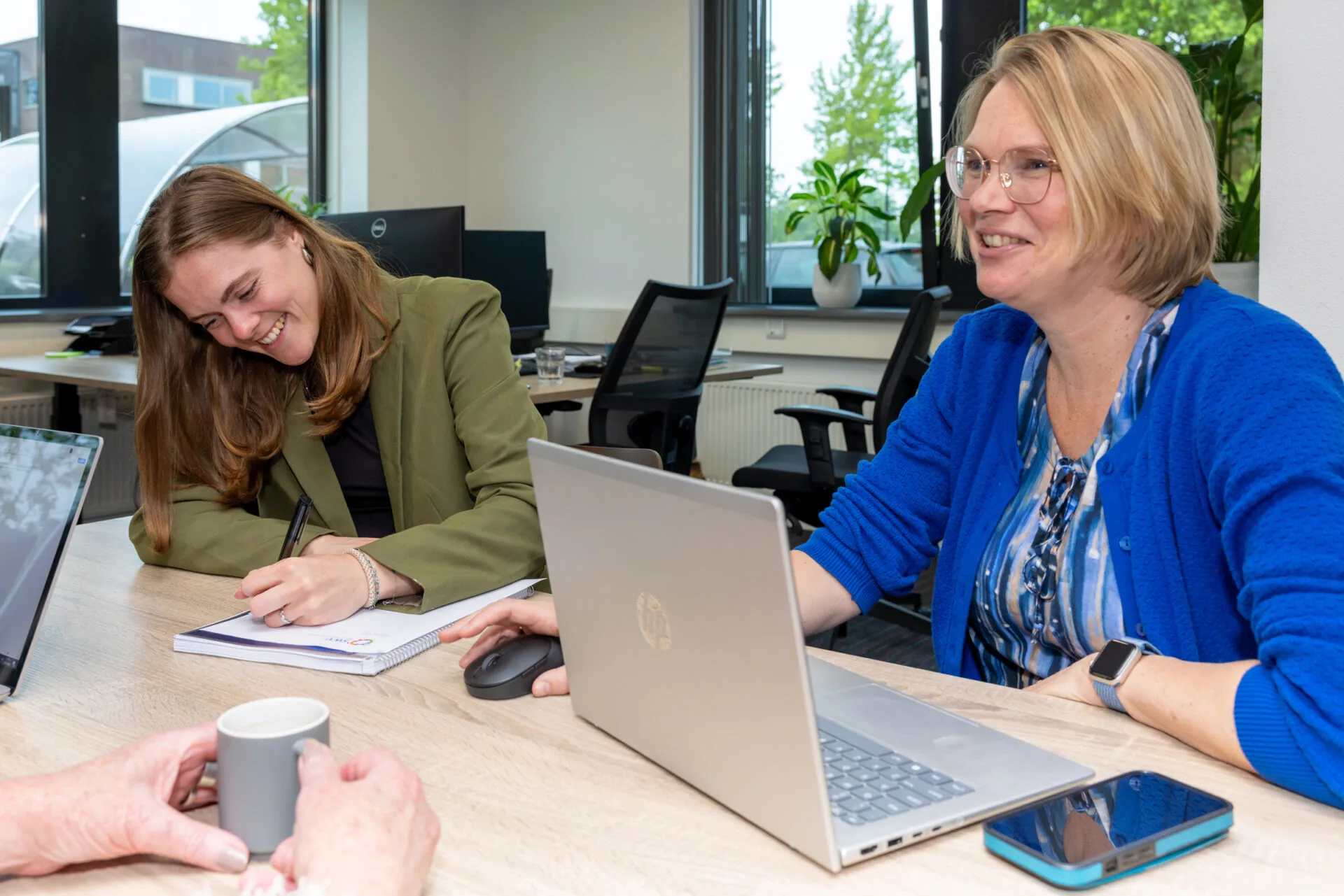 2 collega's die aan het overleggen zijn