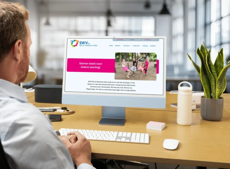 man kijkt op laptop naar nieuwe website SWV
